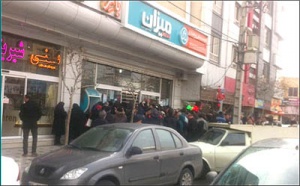 گزارش میدانی «دنیای اقتصاد» از هجوم سپرده‌گذاران برای دریافت سپرده‌هایشان؛