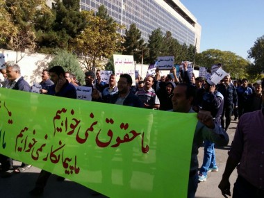 تجمع اعتراضی کارمندان مخابرات مشهد سریالی شد؛