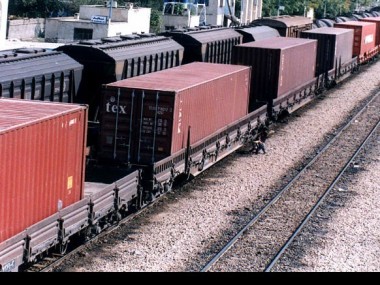 «دنیای اقتصاد» از تاثیر نبود واگن در فعالیت صادرکنندگان خراسان رضوی گزارش می‌دهد؛