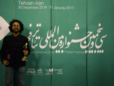 طراح صحنه برتر سی و پنجمین جشنواره تئاتر فجر از رسیدن این عنوان به مشهدی‌ها می‌گوید؛