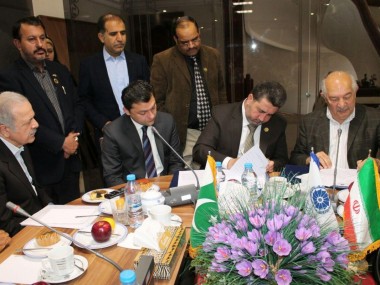 در نشست هیات تجاری پاکستان با فعالان اقتصادی خراسان رضوی انجام شد