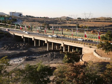 دنیای اقتصاد از وضعیت سطح تحمل پل‌های بتنی روگذر قدیمی مشهد گزارش می‌دهد