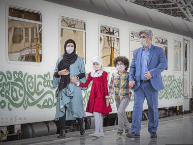 تردد خودروهای شخصی به مشهد محدود بود اما حمل و نقل عمومی جاده‌ای، ریلی و هوایی مشکلی نداشت